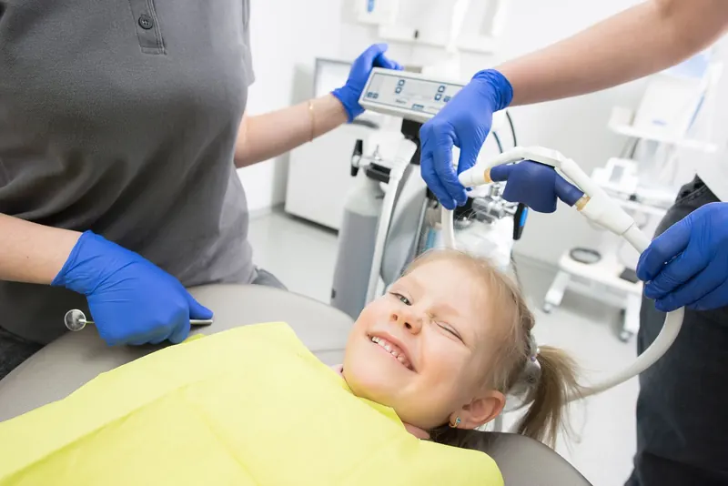 Atención odontopediátrica en la silla dental